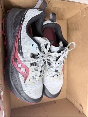 Saucony men’s Light Gray, Pink & Black Trail Runners